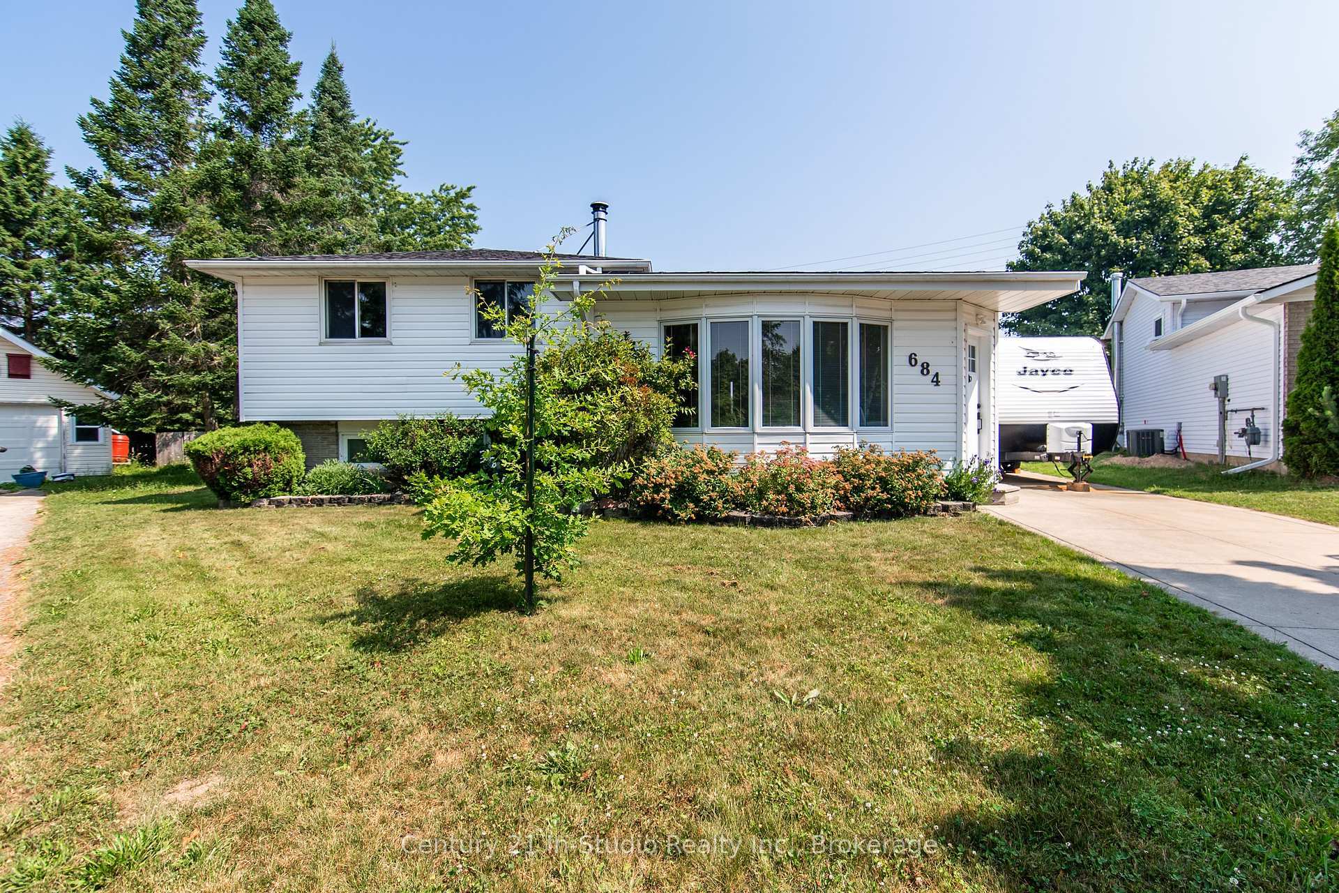 Photo de la propriété: 684 Johnston Crescent ON N2Z 1S4