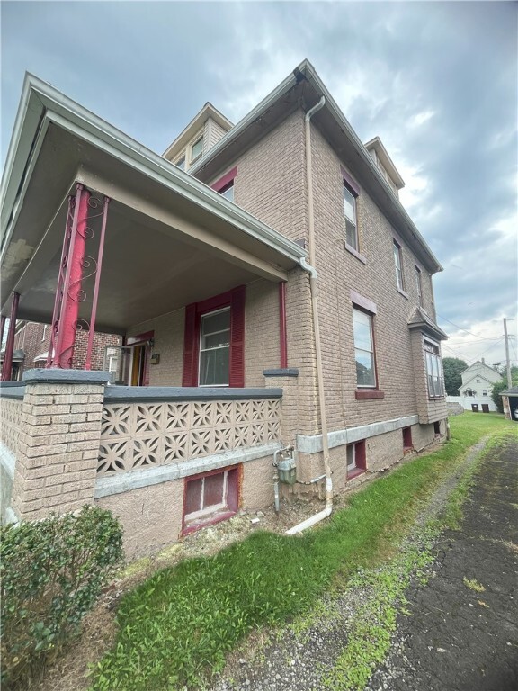 Property Photo:  842 Cedar Ave  PA 16146 