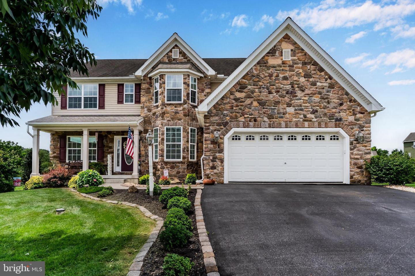 Property Photo: 1808 Boxwood Cove PA 17078