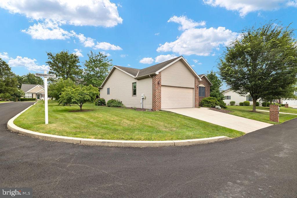 Property Photo:  220 Kingsgate Court  PA 17325 