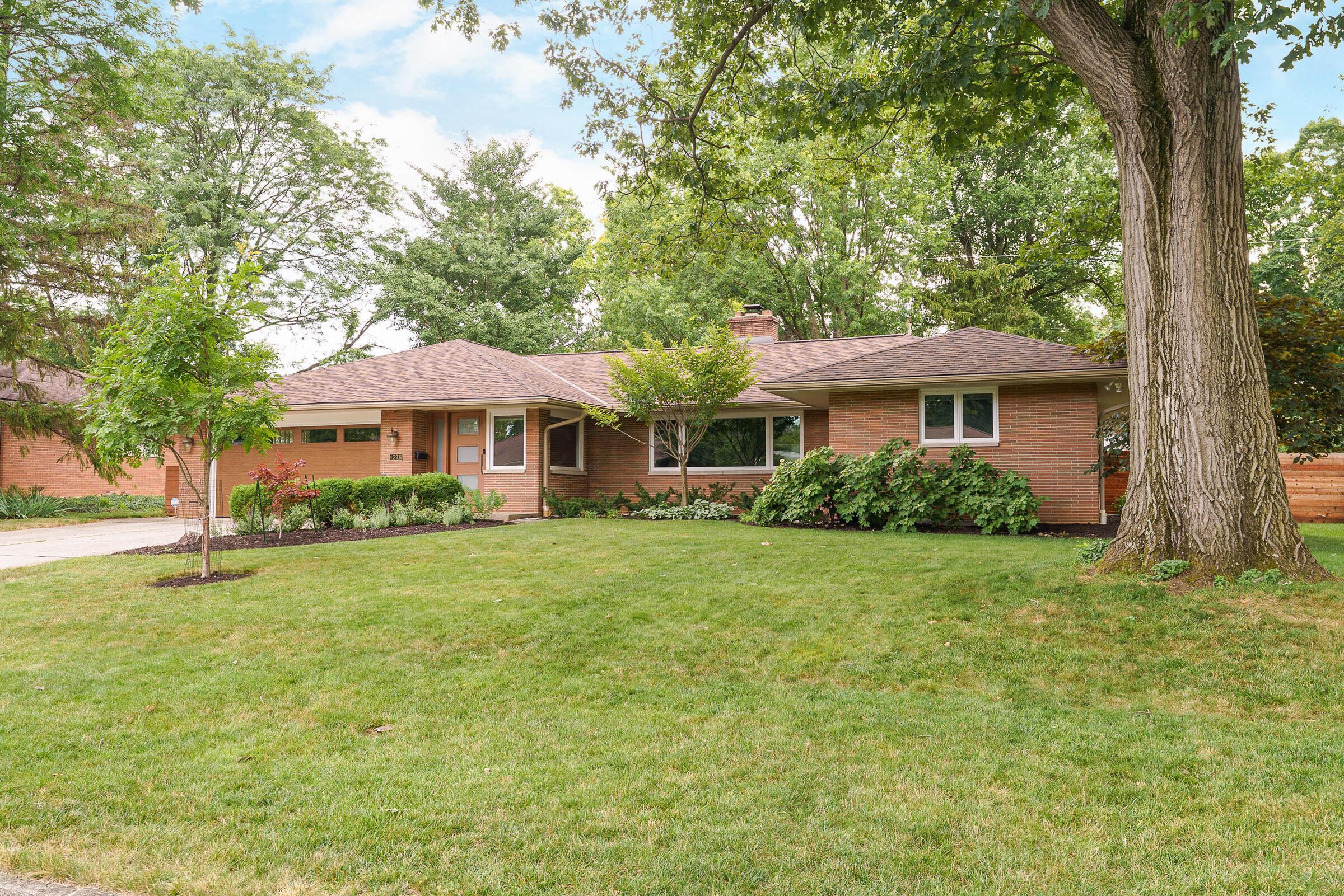 Property Photo: 4278 Fairoaks Drive OH 43214