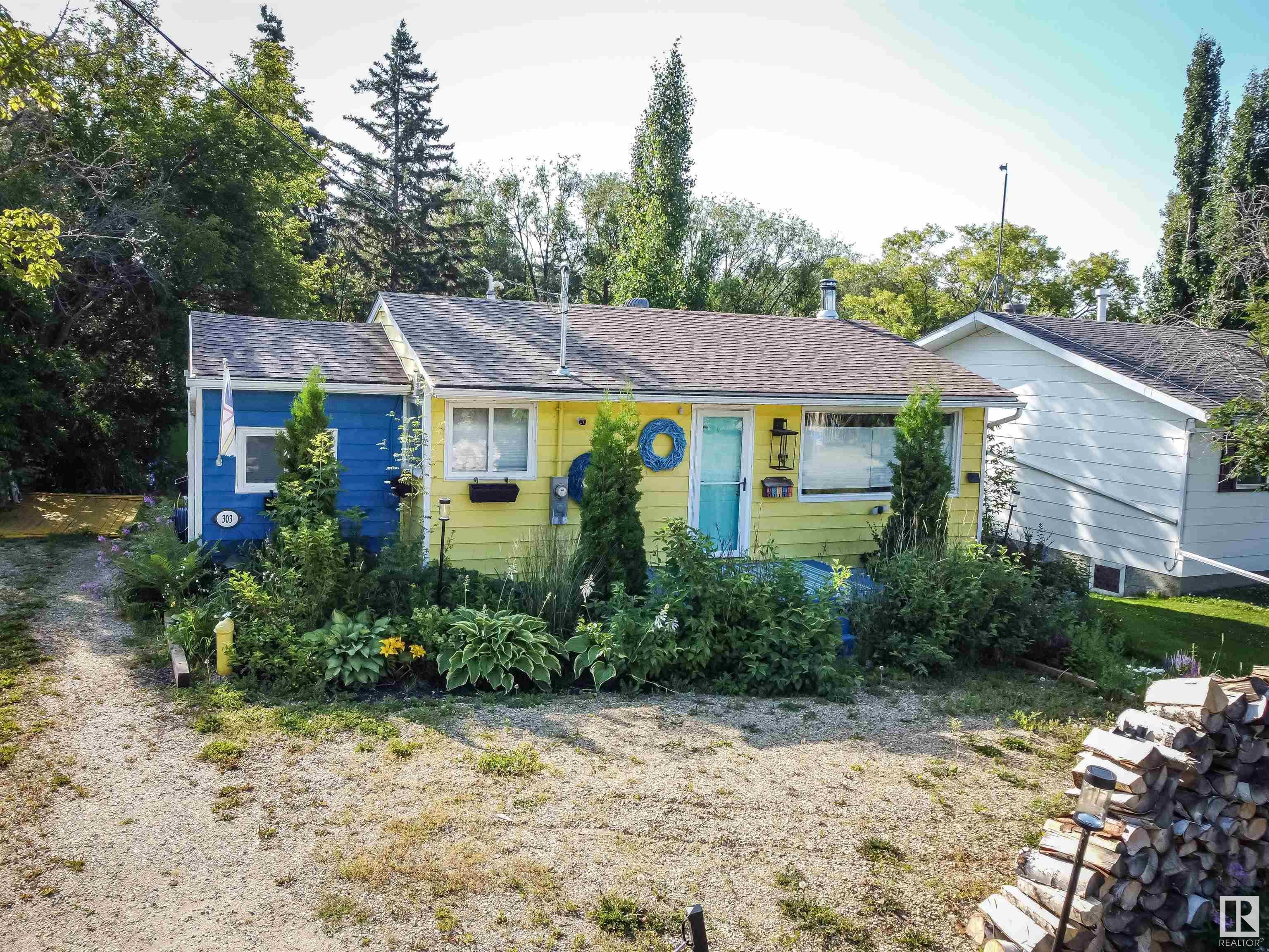 Property Photo:  303 3 Street  AB T0E 1A0 