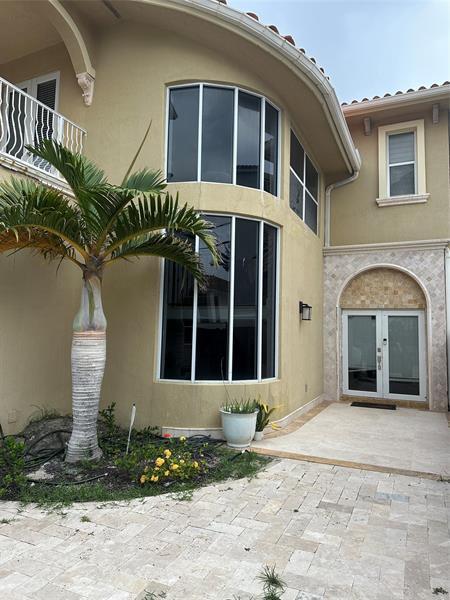 Property Photo:  3325 NE 14th Ct  FL 33304 