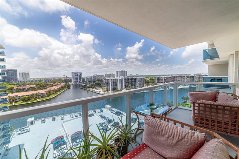 Property Photo: 3800 S Ocean Dr 1424 FL 33019