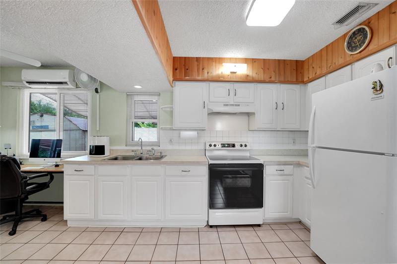 Property Photo:  2011 N 31st Ave  FL 33021 