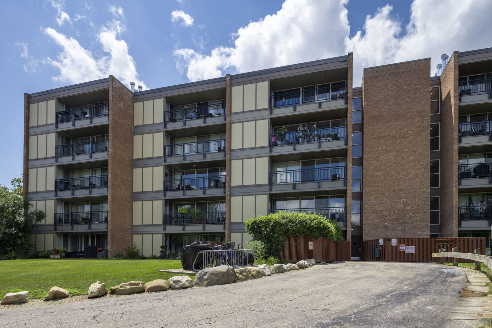 Property Photo: 6020 Oakwood Drive 2F IL 60532