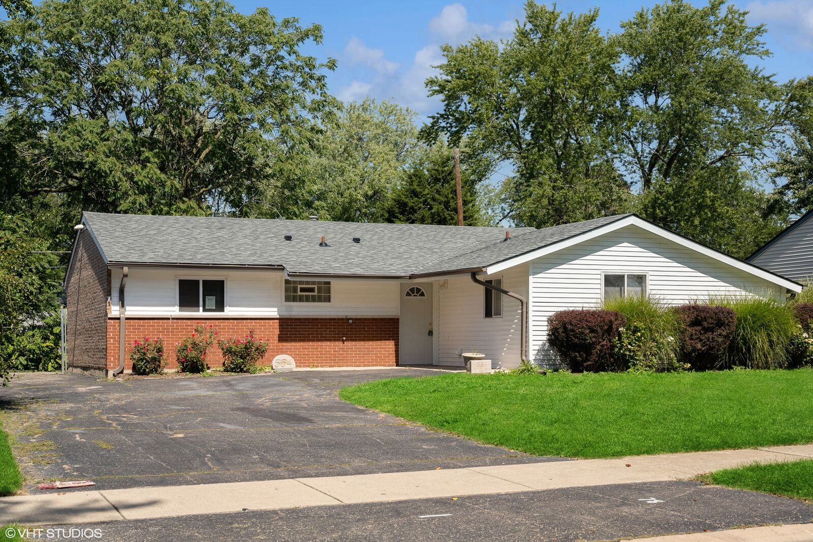 Property Photo:  564 White Oak Road  IL 60440 