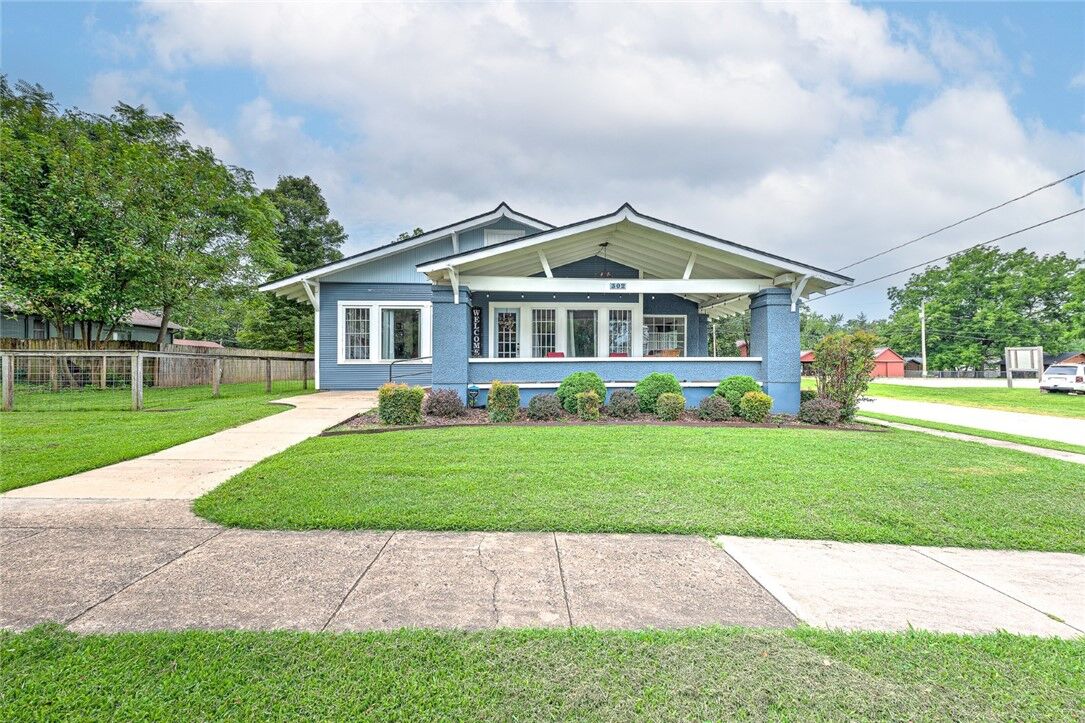 Property Photo:  302 E Jefferson Street  AR 72761 