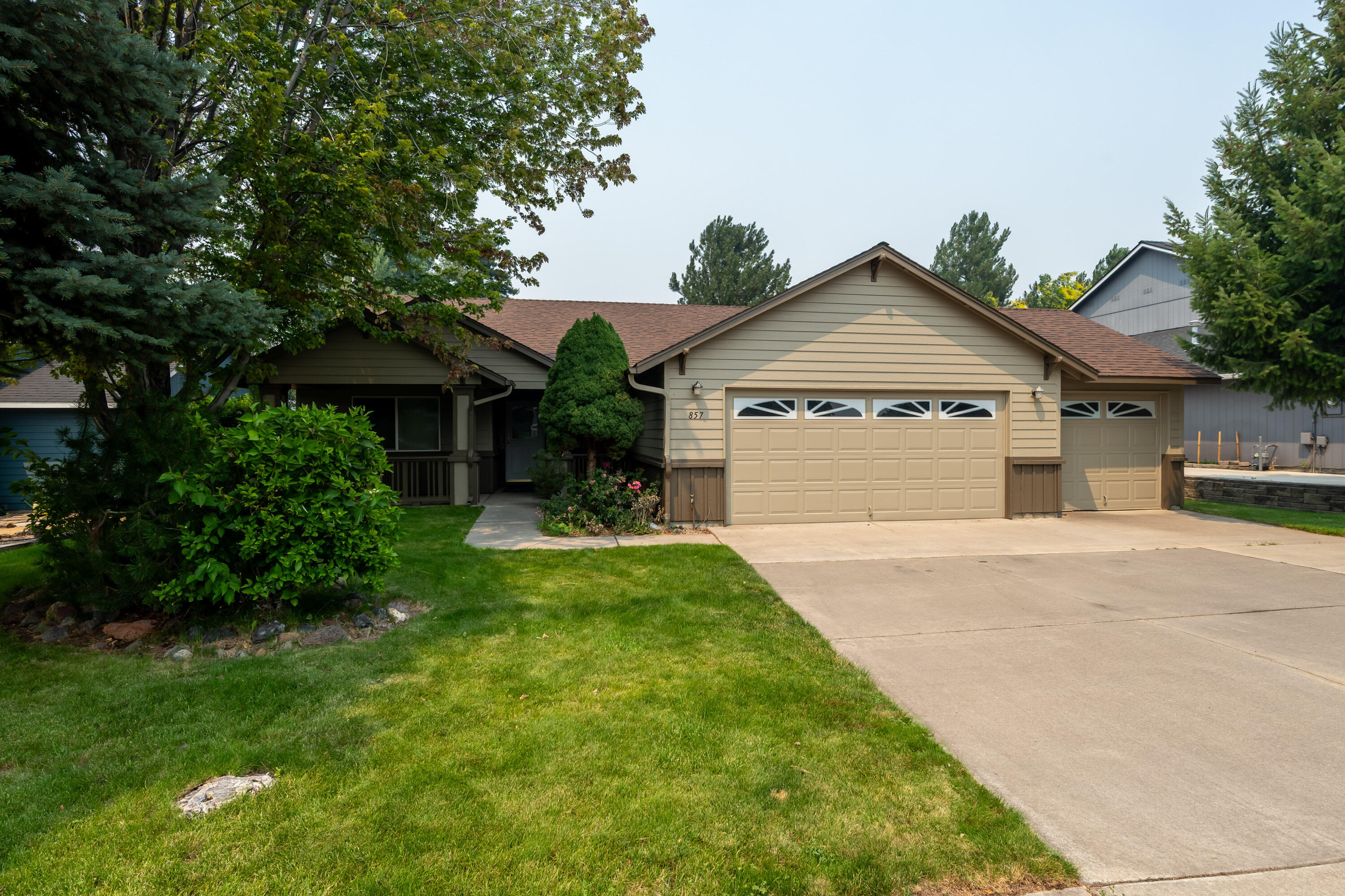Property Photo:  857 NW Poplar Avenue  OR 97756 