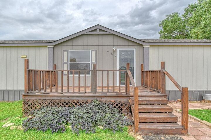 Property Photo: 200 Chickasha Avenue OK 73004