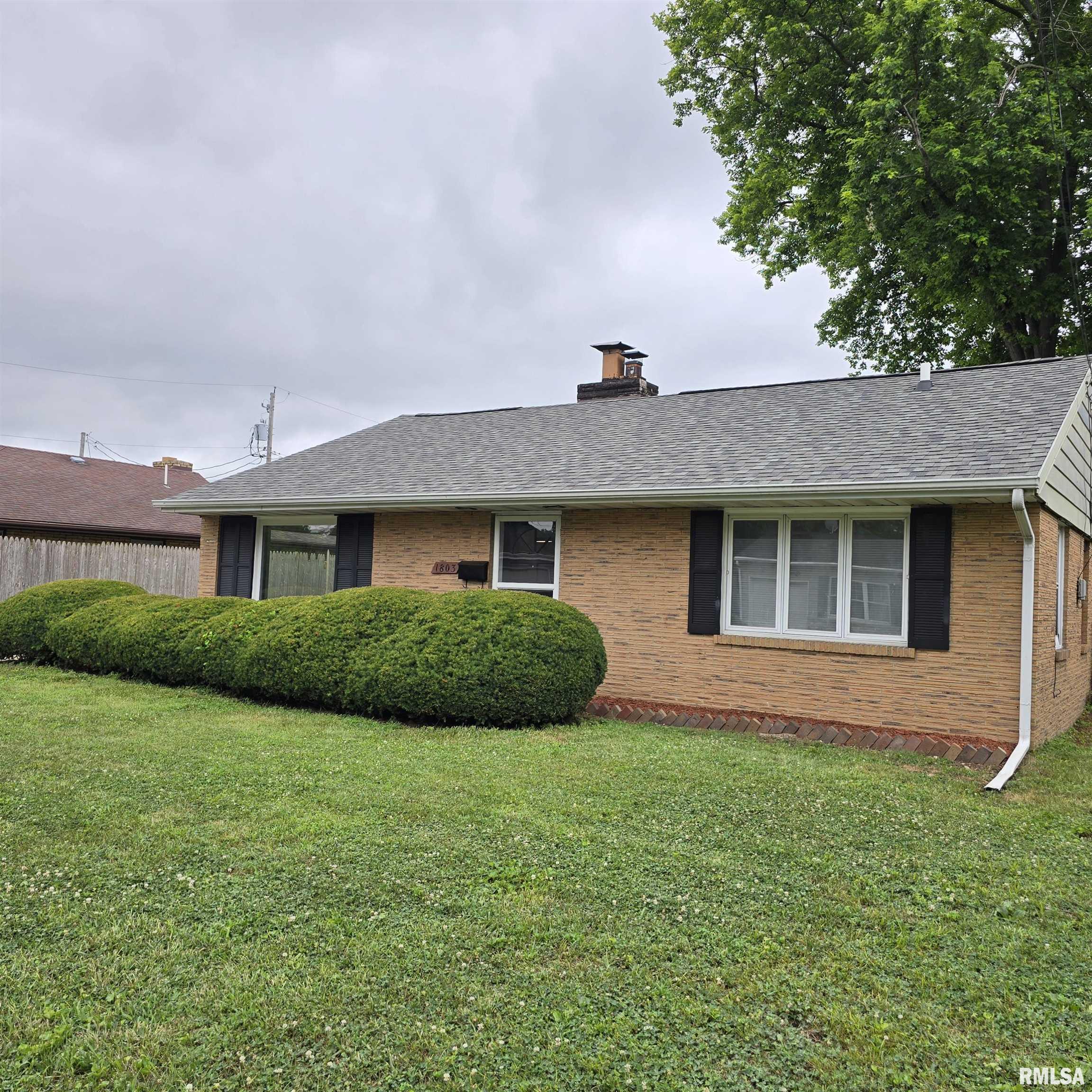 Property Photo:  1803 Center Street  IL 61554 