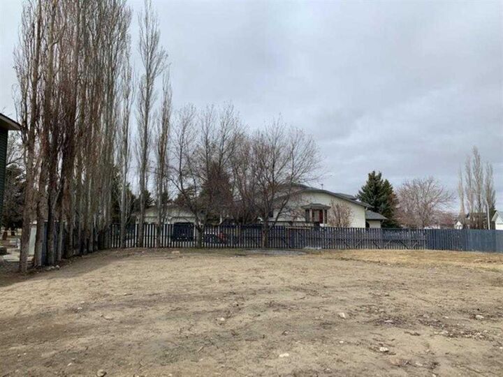 Property Photo:  304 2 Street W  AB T0J 0Z0 