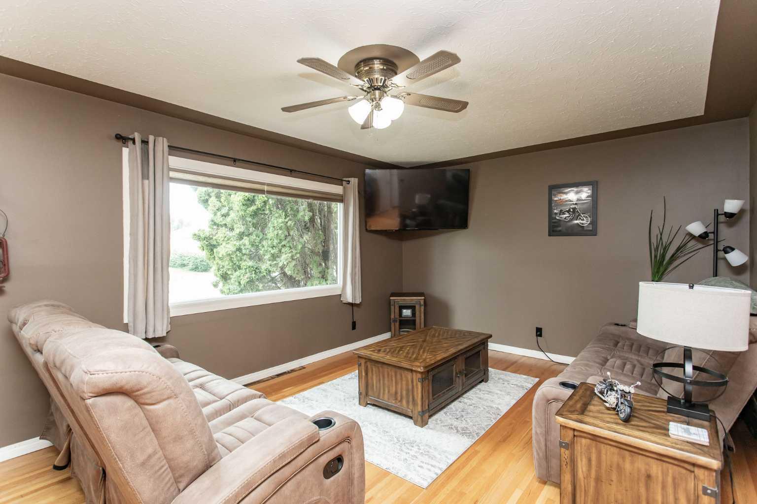 Property Photo:  5552 35 Street  AB T4N 0S4 