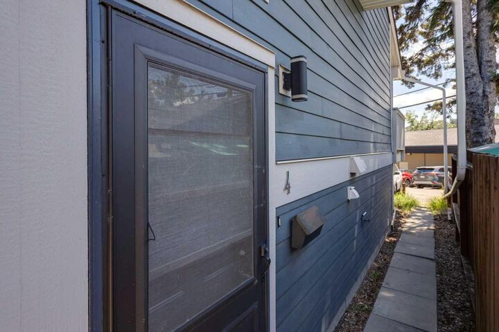 Property Photo:  2637 1 Avenue NW 4  AB T2N 0C5