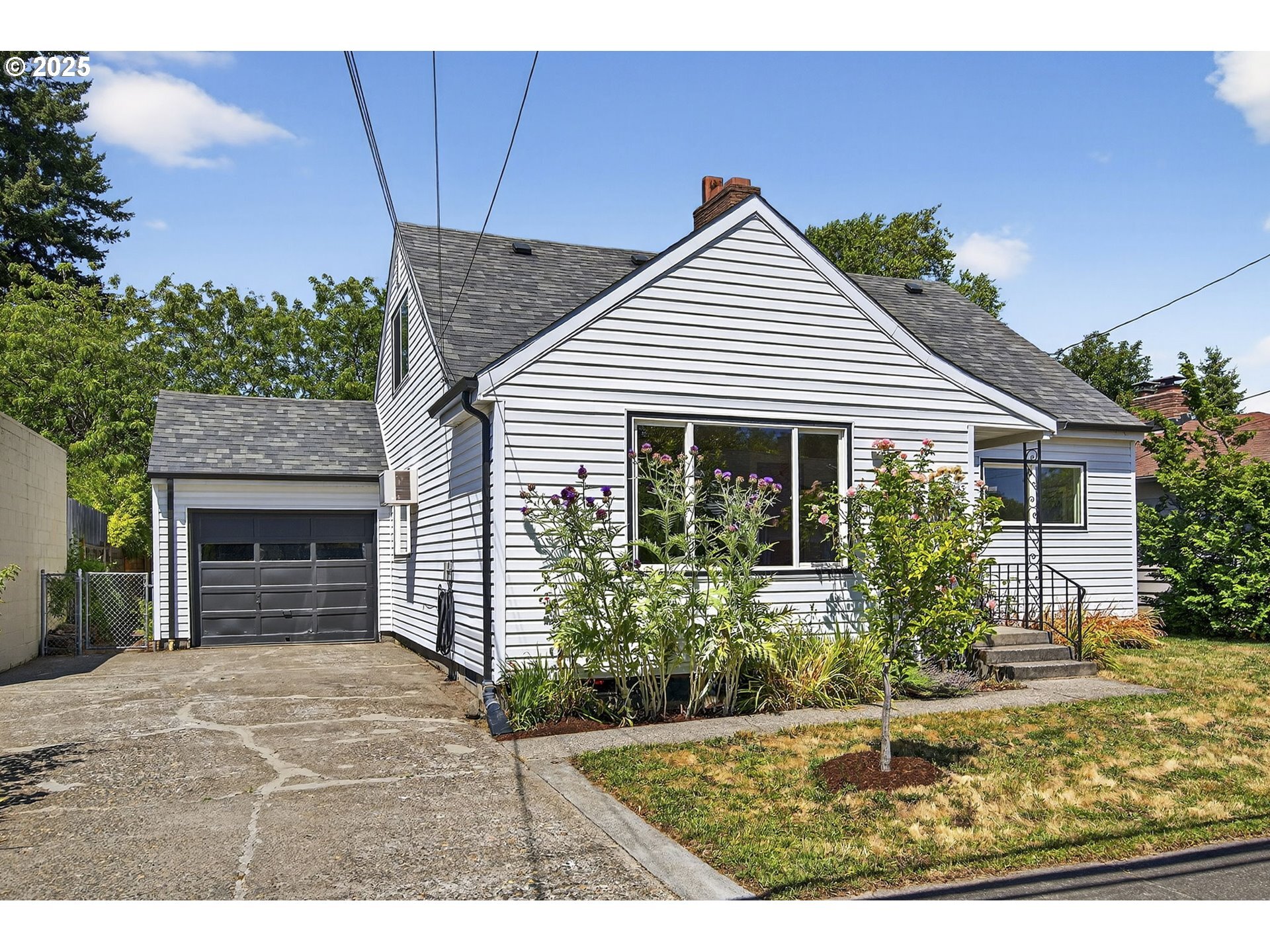 Property Photo:  7945 SE Center St  OR 97206 