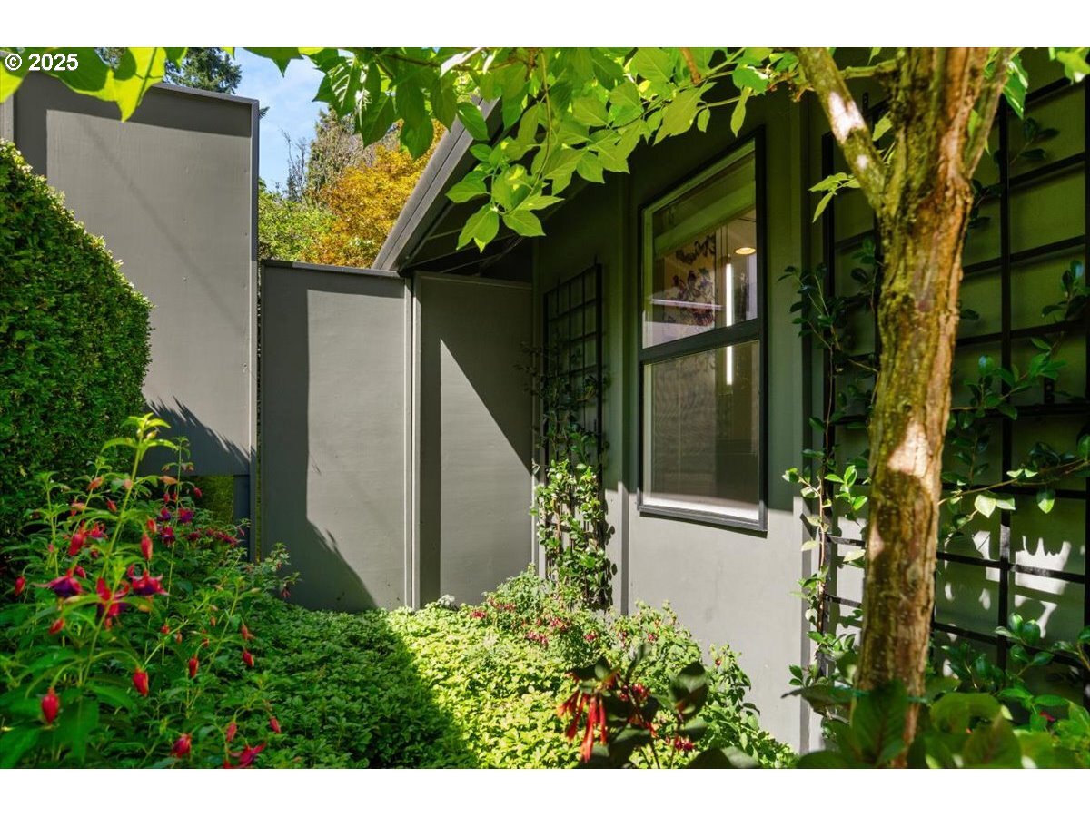 Property Photo: 2417 SW Montgomery Dr OR 97201