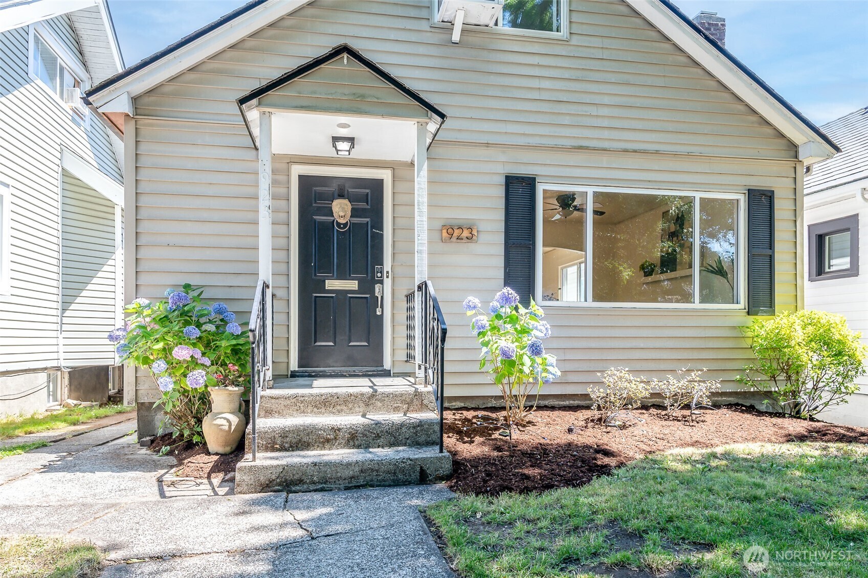 Property Photo: 923 S Grant Avenue WA 98405