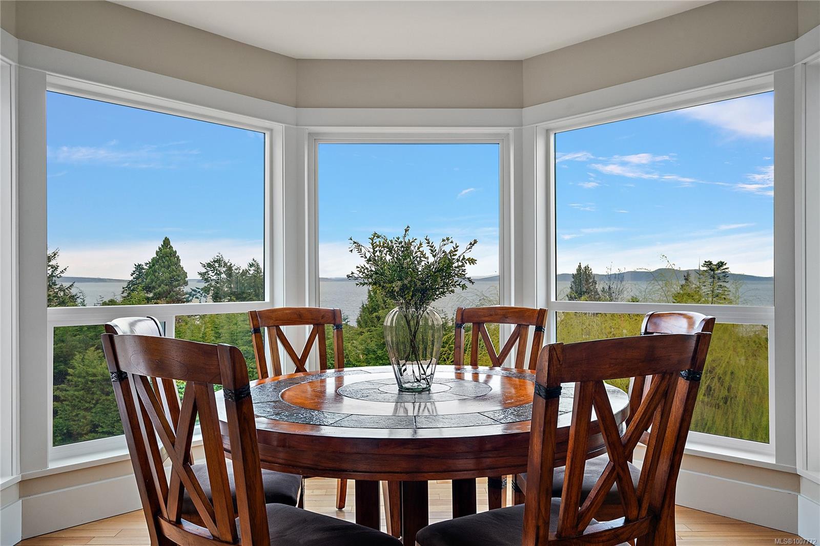 Photo de la propriété:  5055 Lochside Dr  BC V8Y 2G1 