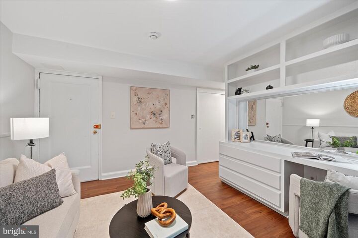 Property Photo:  1565 N Colonial Terrace 104-Z  VA 22209 