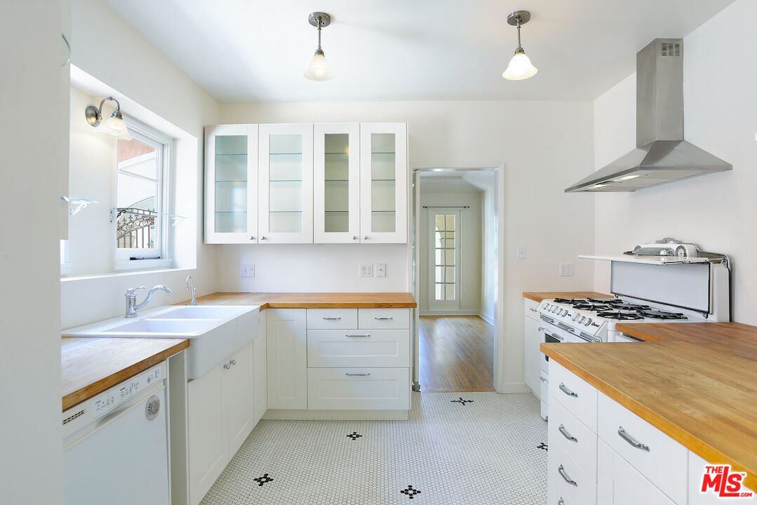 Property Photo: 6137 W 6th St CA 90048