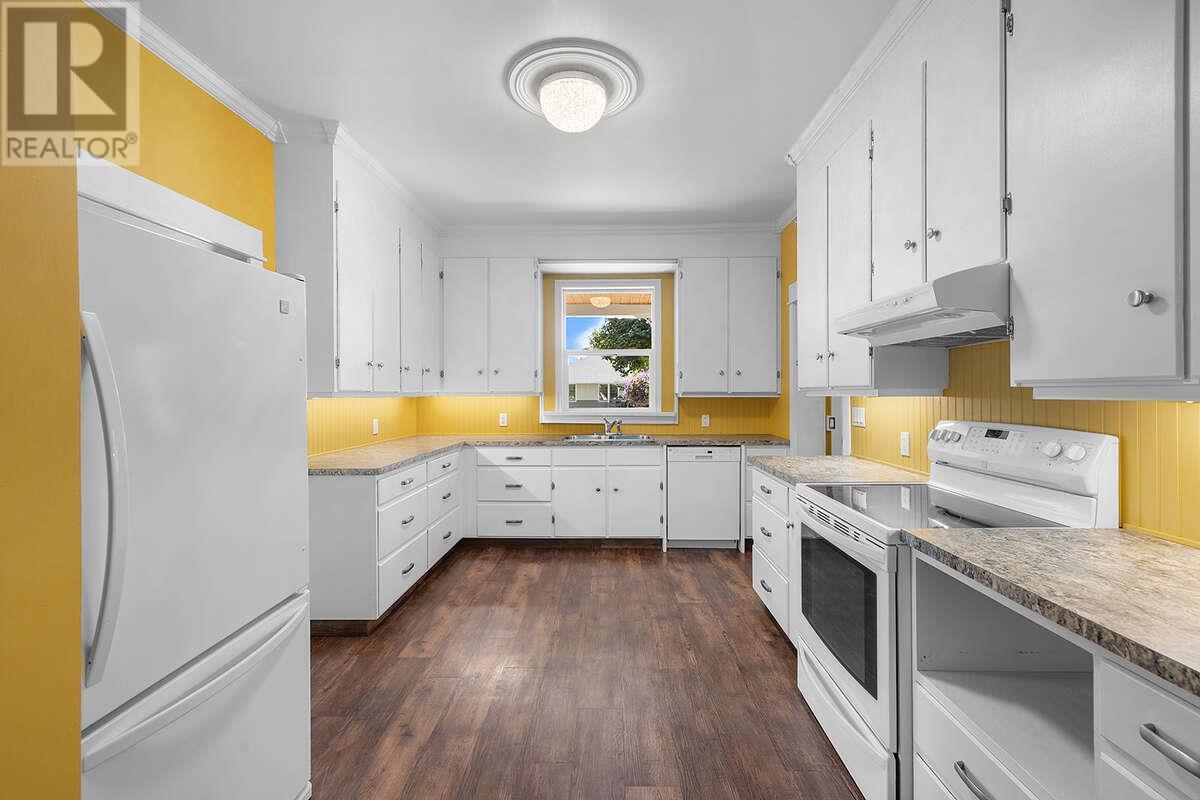 Property Photo:  434 11th Avenue North  BC V0B 1G0 