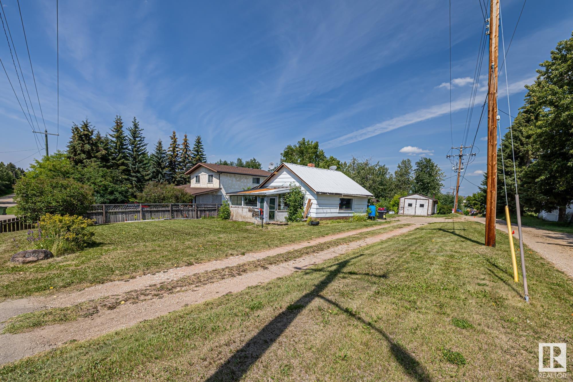 Photo de la propriété:  4904 47 Avenue  AB T0E 1V0 