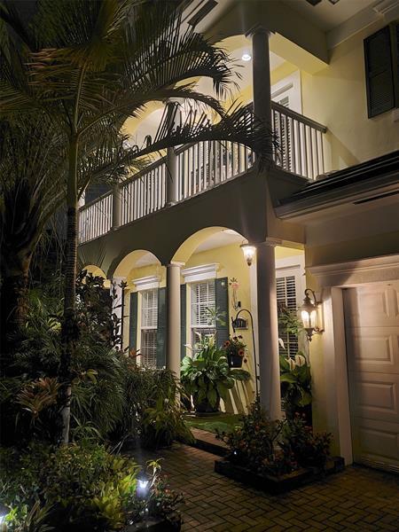 Property Photo: 101 NE 21st St FL 33305