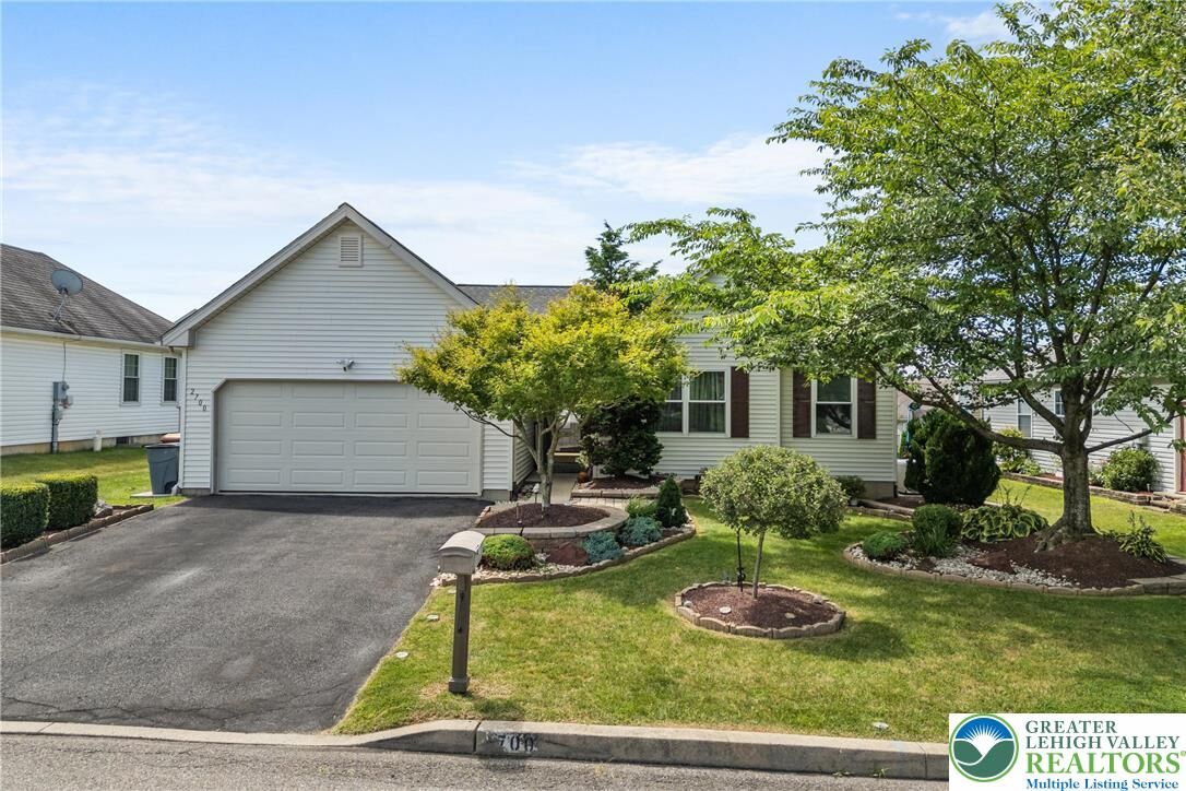 Property Photo:  2700 Knollwood Way  PA 18040 