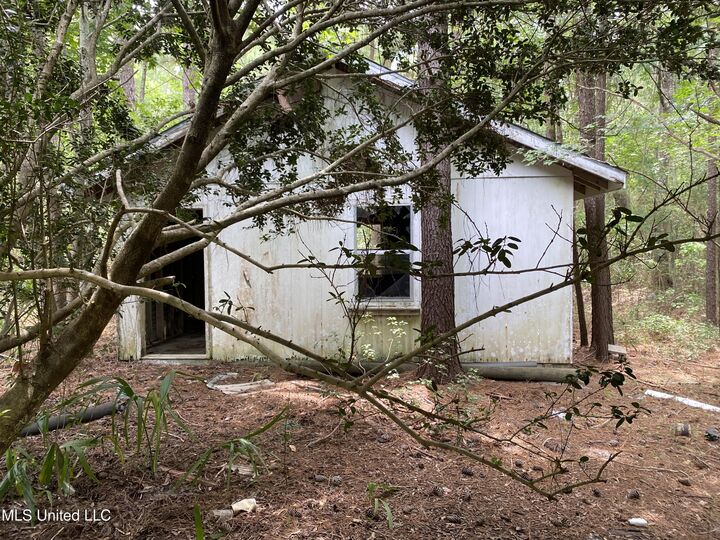 Property Photo:  2055 Bienville Avenue  MS 39520 