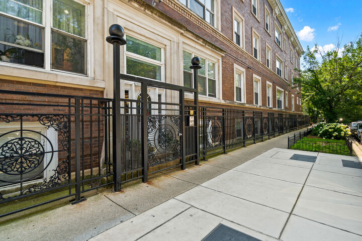 Property Photo: 1019 W Winona Street 2 IL 60640