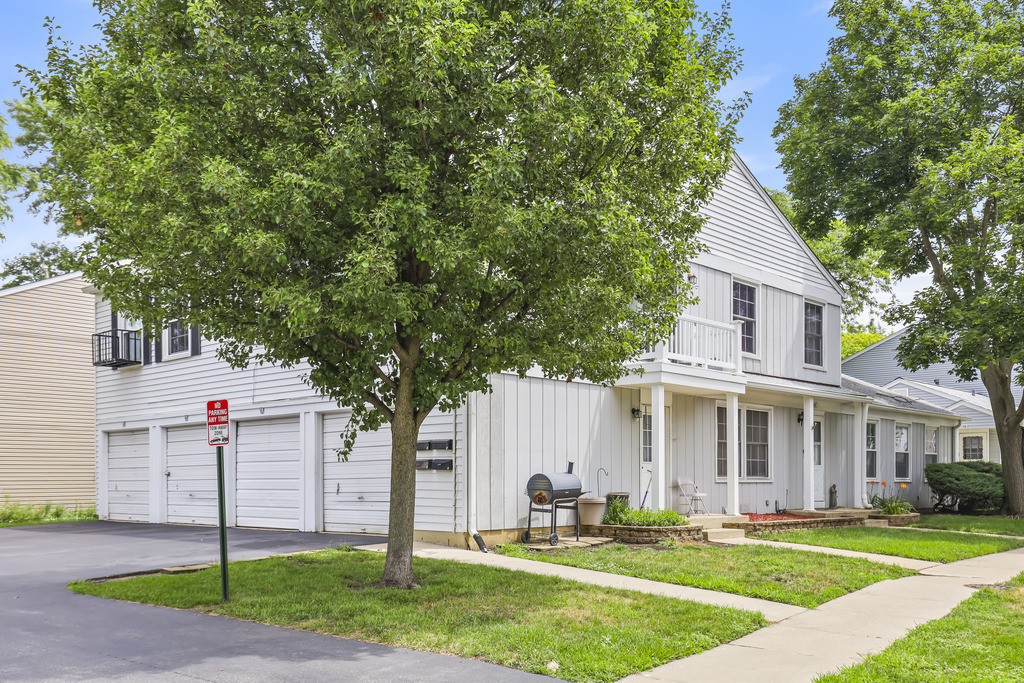 Property Photo: 418 James Court B IL 60139