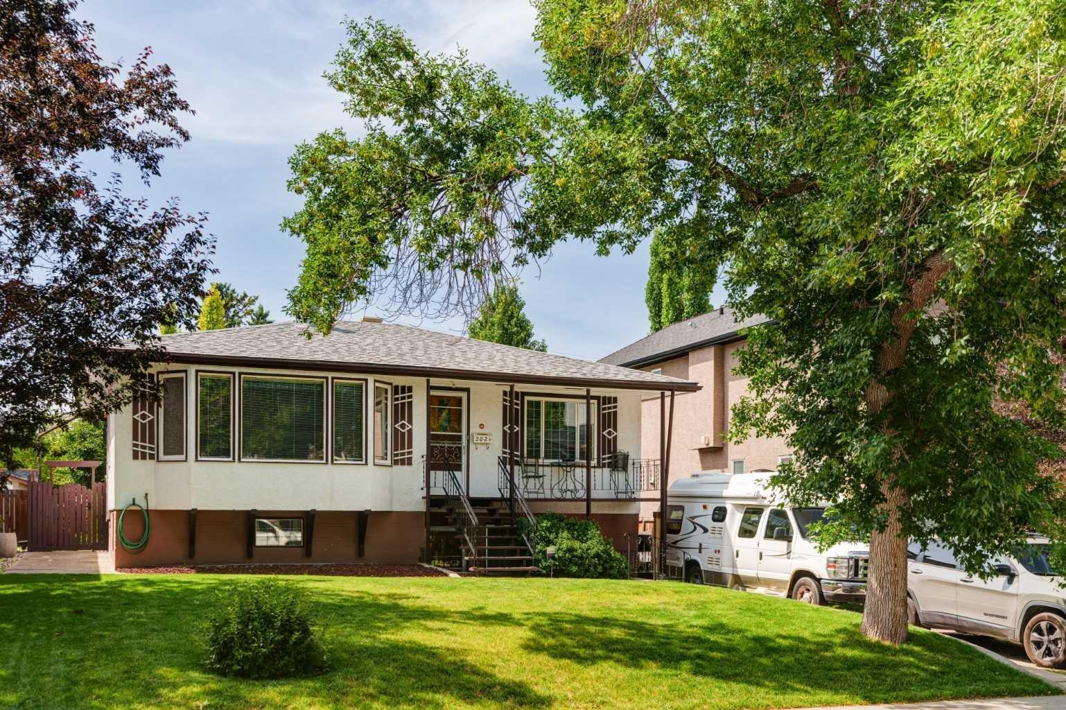 Property Photo: 2021 33 Street SW AB T3E 2S7