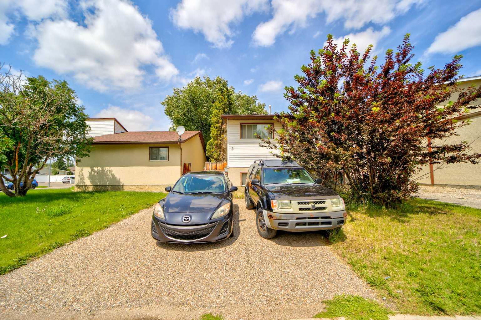 Property Photo: 3 Columbia Place W AB T1K 5A8