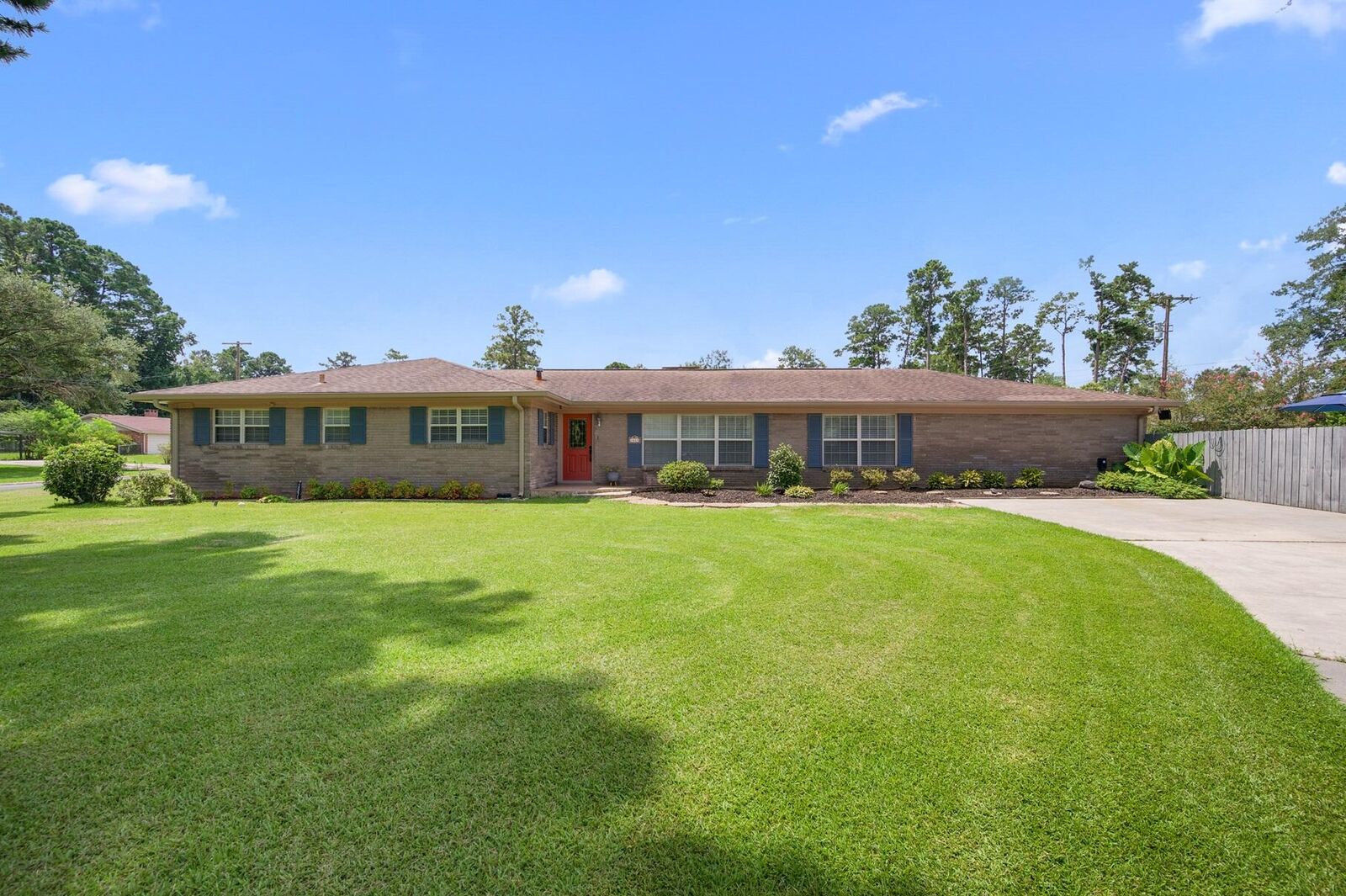 Property Photo: 1413 Blankenship Dr LA 70634