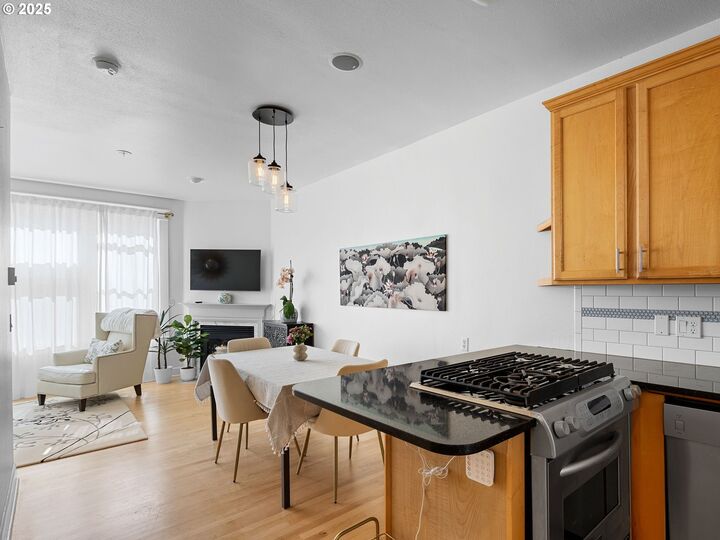 Property Photo: 2372 NW Glisan St 4 OR 97210