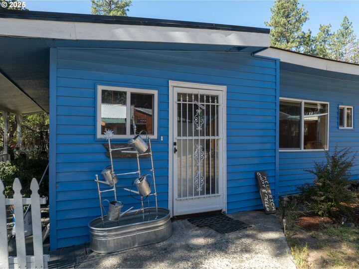 Property Photo:  174 N Circle Dr  OR 97063 