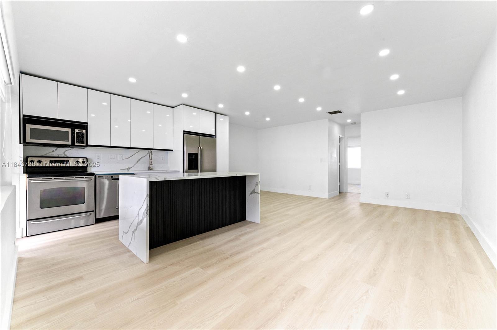 Property Photo: 2881 NE 32nd St 115 FL 33306