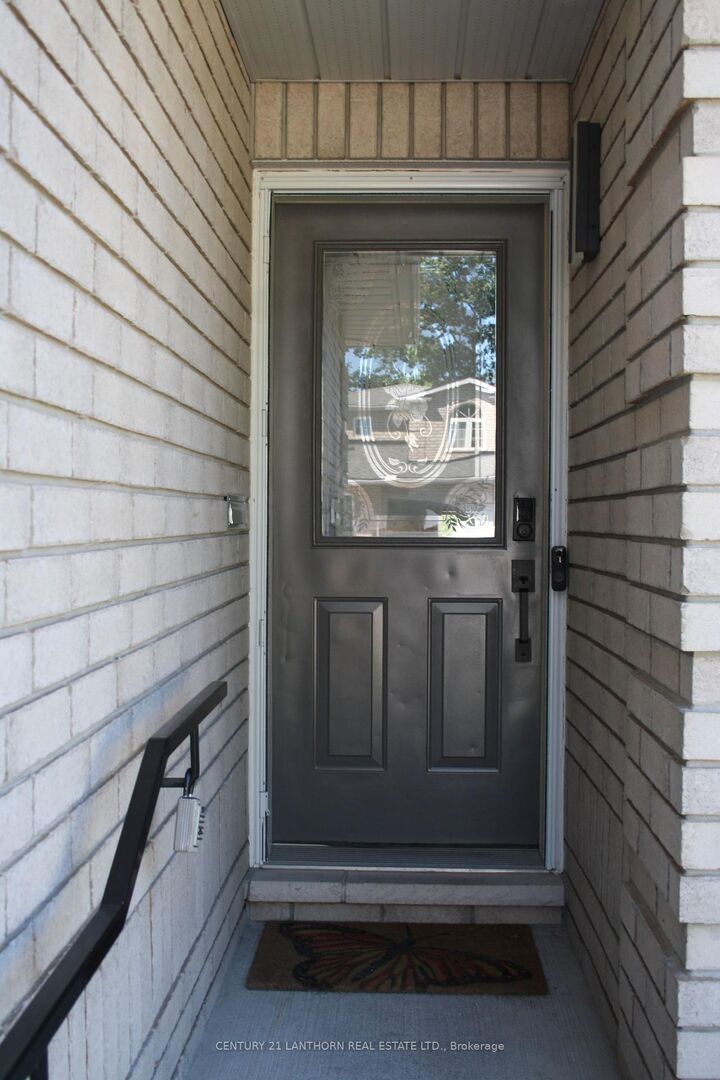 Property Photo: 19 Pinegrove Court ON K8N 5X9