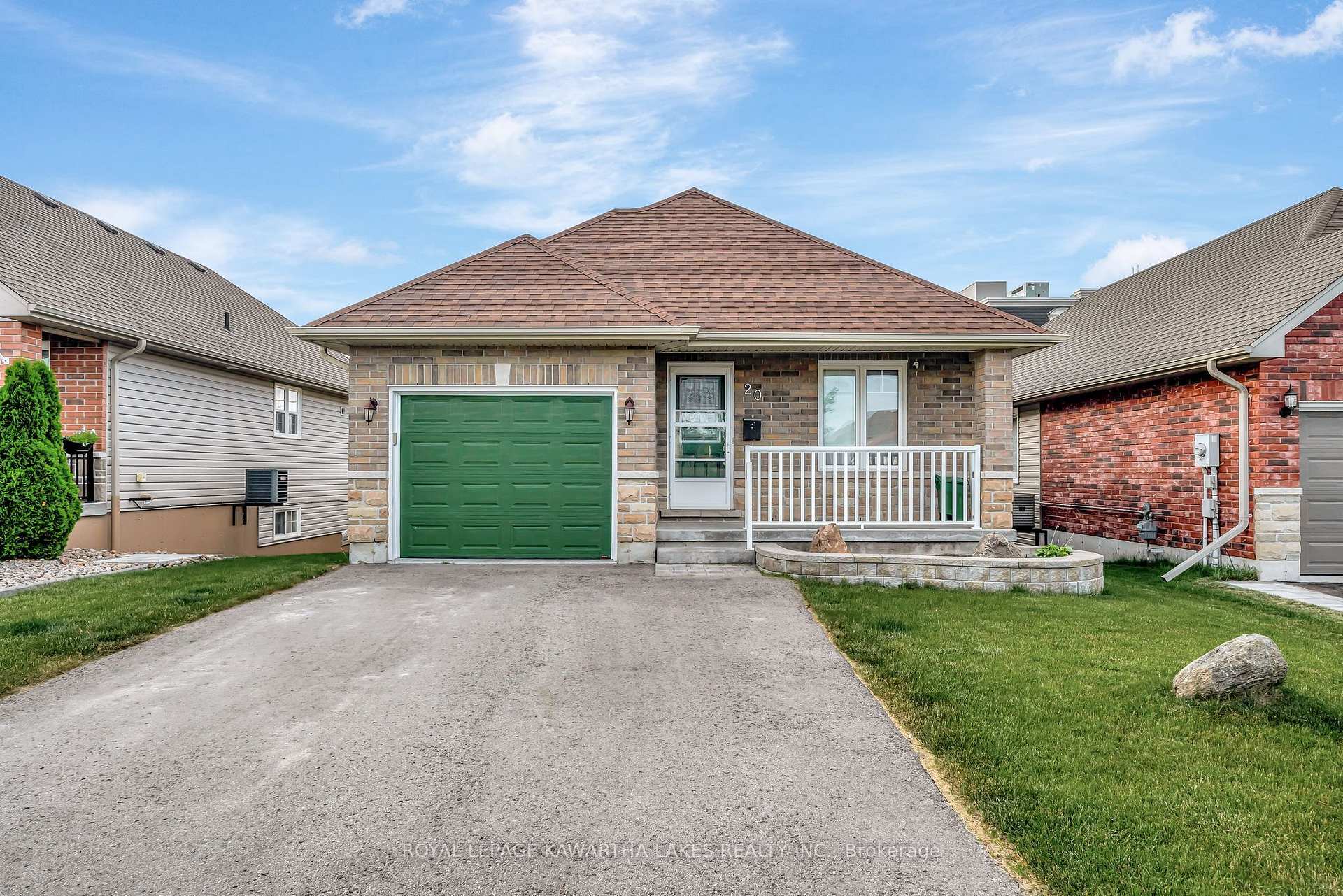 Property Photo:  20 Lisbeth Crescent  ON K9V 0C9 