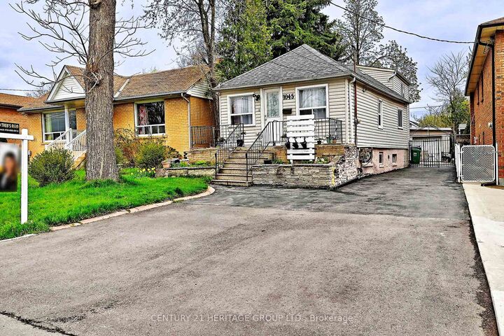 1045 East Avenue  Mississauga ON L5E 1X1 photo