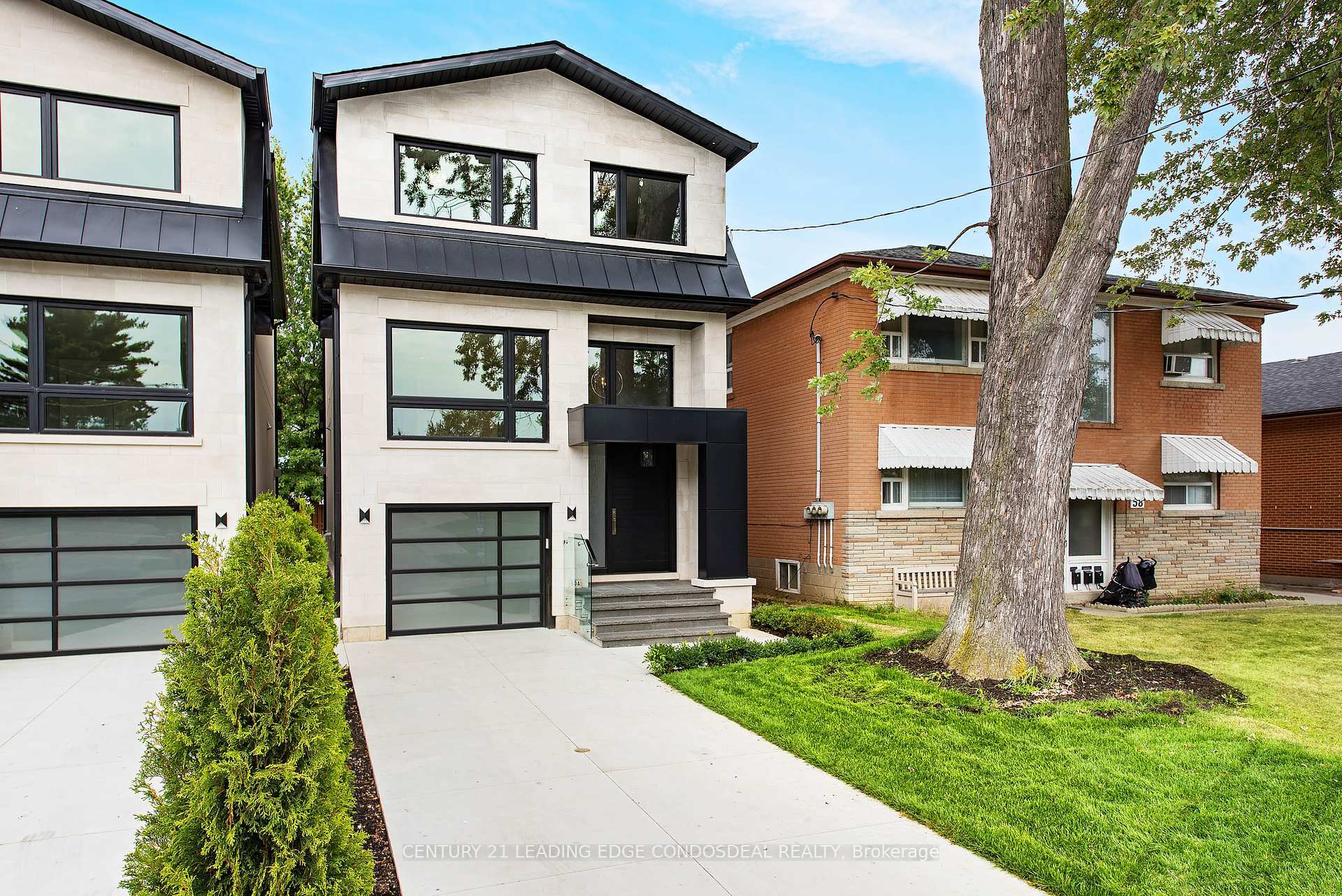 Photo de la propriété: 60A Burlingame Road ON M8W 1Y8