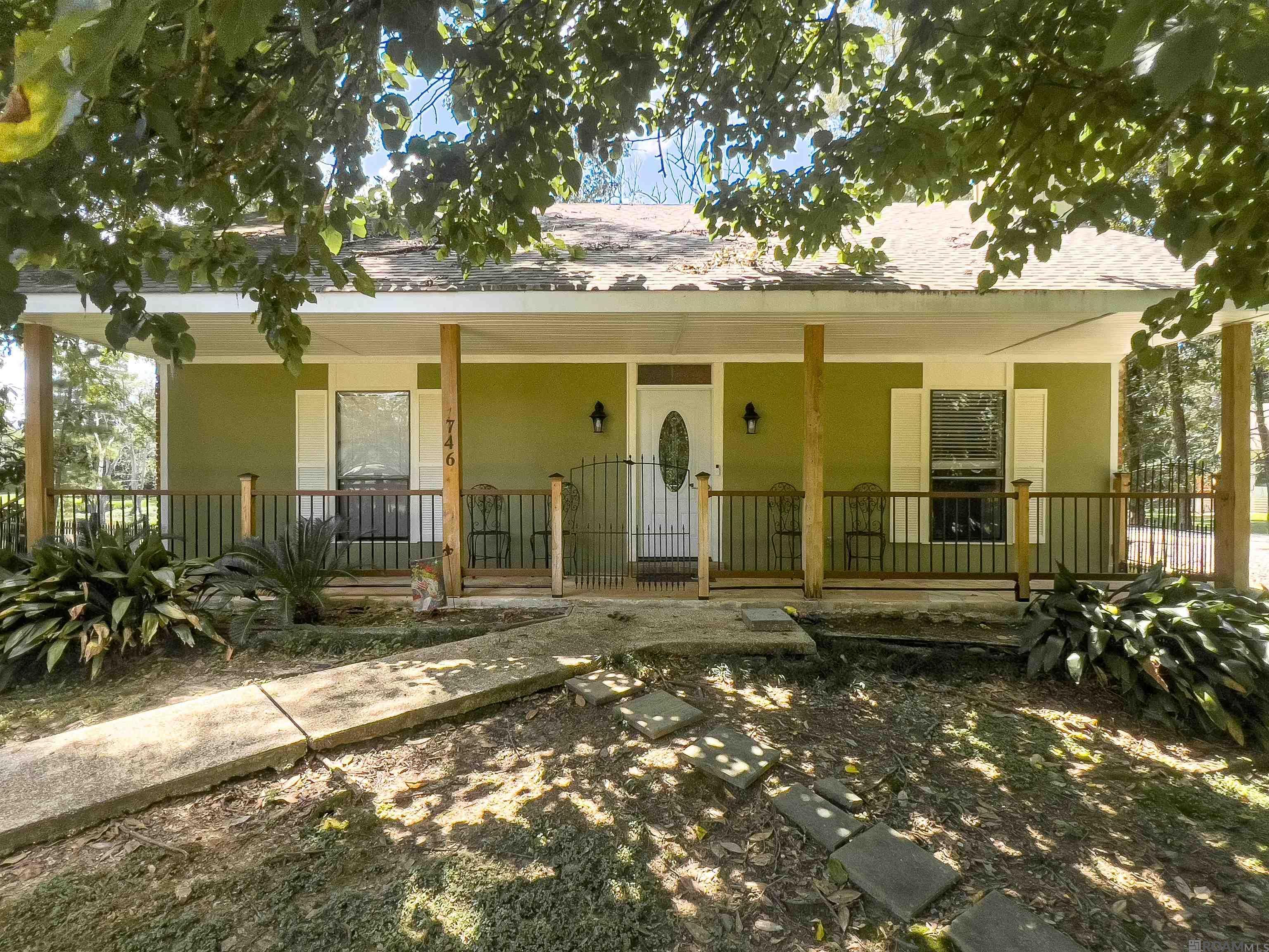 Property Photo: 746 Riverview Dr LA 70816
