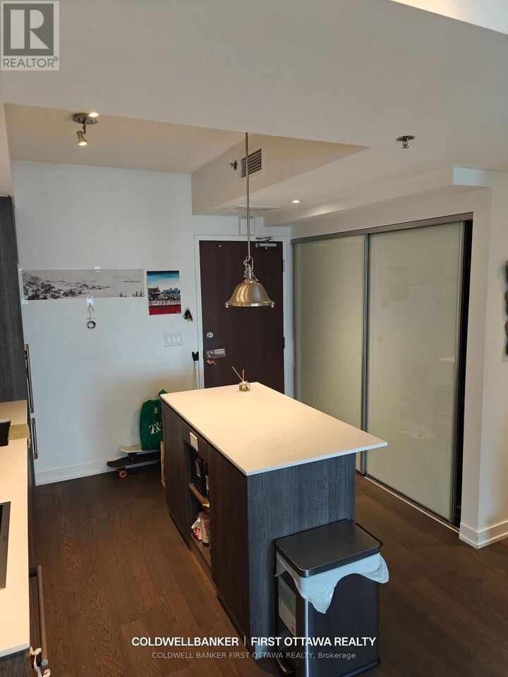 Property Photo:  199 Slater Street 1815  ON K1P 5M7 