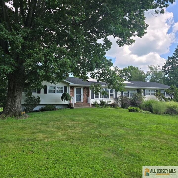 Property Photo:  15 Willow Run Lane  NJ 08502 