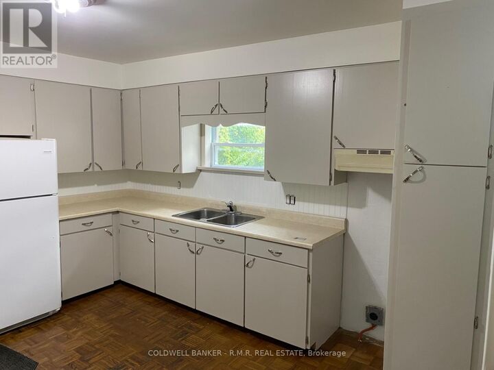 Photo de la propriété: 348 University Avenue West ON K9A 2J1