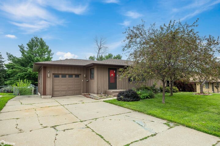 217 Westwood Drive  Marshalltown IA 50158 photo