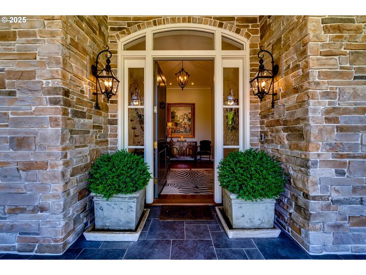 Property Photo: 2628 Edgewater Dr OR 97401