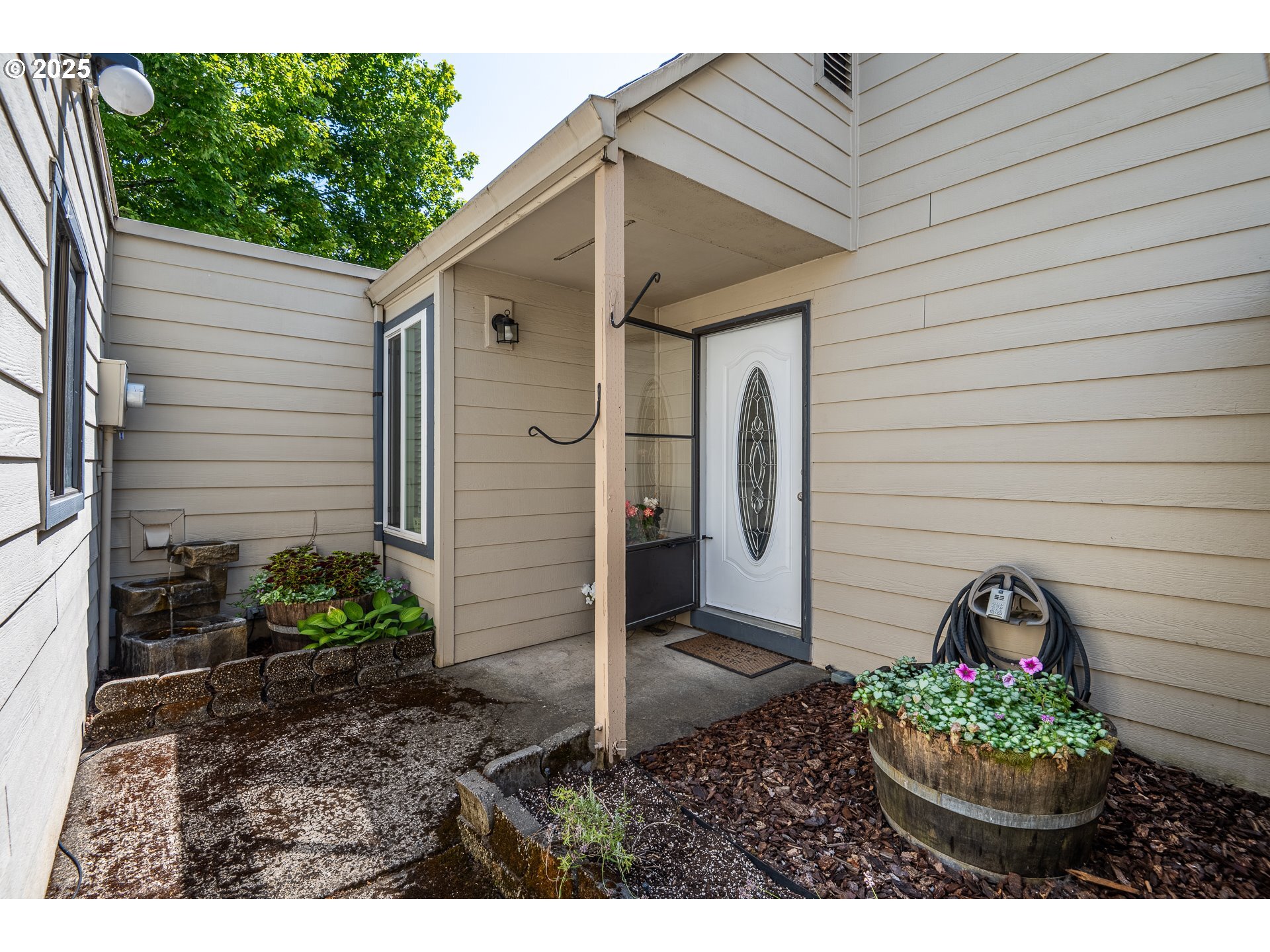 Property Photo: 361 NE Village Squire Ave OR 97030