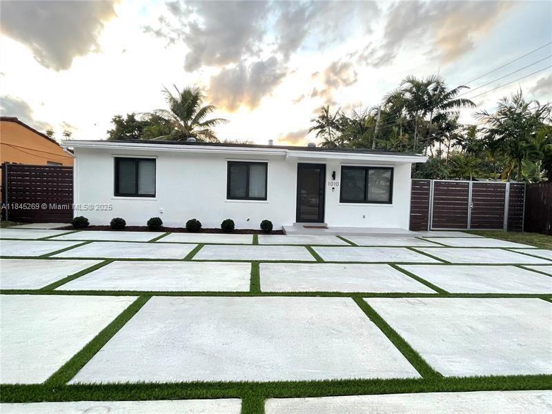 Property Photo:  1010 N 31st Ct  FL 33021 