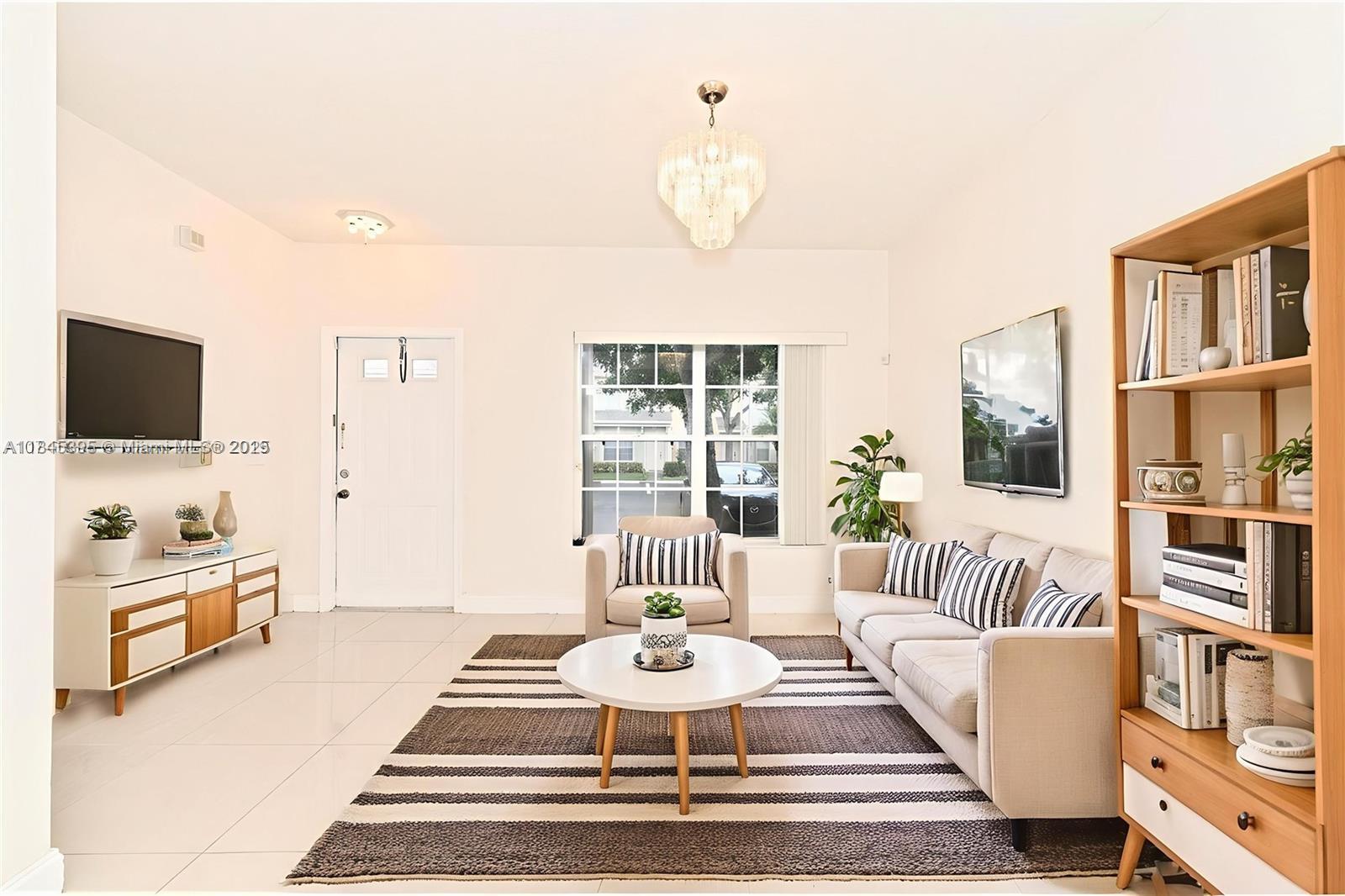 Property Photo: 69 Simonton Cir 1 FL 33326